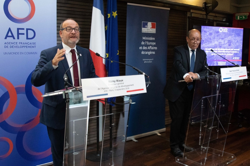 Rémy Rioux, directeur général de l'Agence française du développement (à gauche), aux côtés du ministre des affaires étrangères Jean-Yves Le Drian.