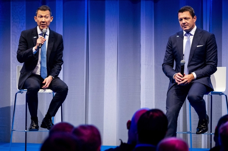 Le directeur général d'Air France-KLM Ben Smith (à gauche) et le président du directoire de KLM Pieter Elbers s'opposent sur la gouvernance du groupe.