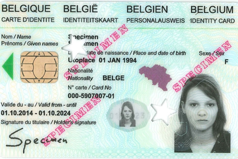 La carte nationale d'identité électronique que la France doit introduire en 2022 existe déjà dans de nombreux pays européens, comme la Belgique.