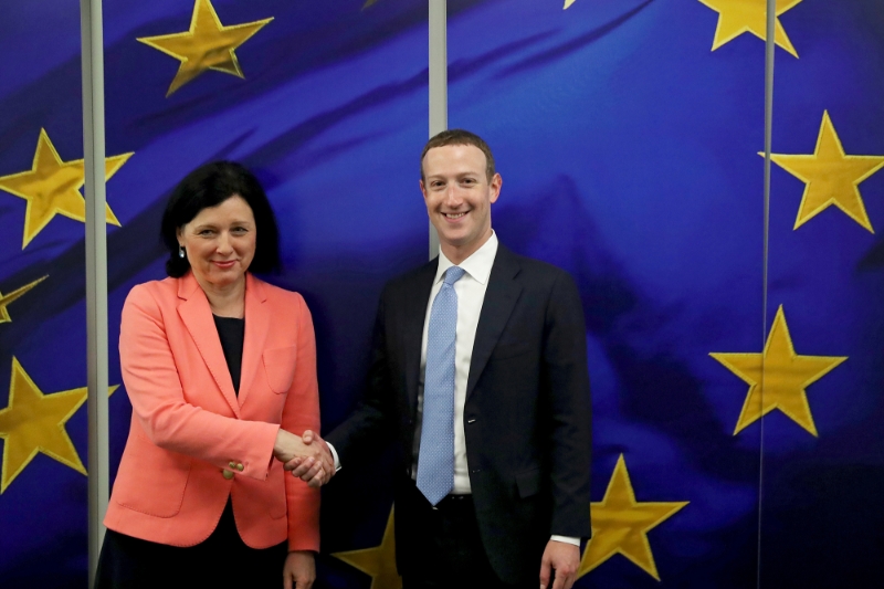 Mark Zuckerberg, PDG de Facebook, et la commissaire Vera Jourova au siège de la Commission européenne à Bruxelles, le 17 février 2020.