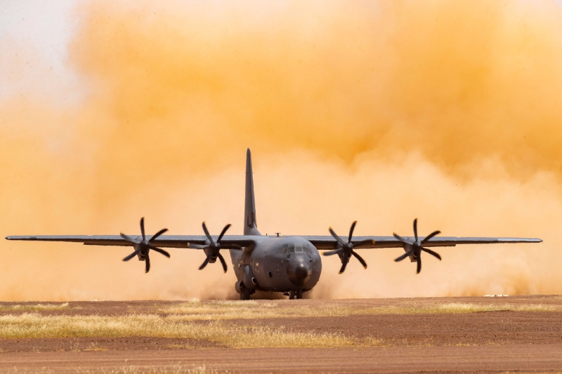 Un avion cargo C-130J de l'escadron de transport d'Evreux, dans la bande sahelo-saharienne.