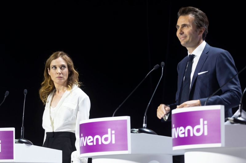 La présidente de Prisma Media, Claire Léost, et le président du conseil de surveillance de Vivendi, Yannick Bolloré, lors de l'assemblée générale des actionnaires de Vivendi, le 25 avril 2022.