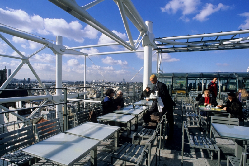 La terrasse panoramique du Georges sur le toit du Centre Pompidou.