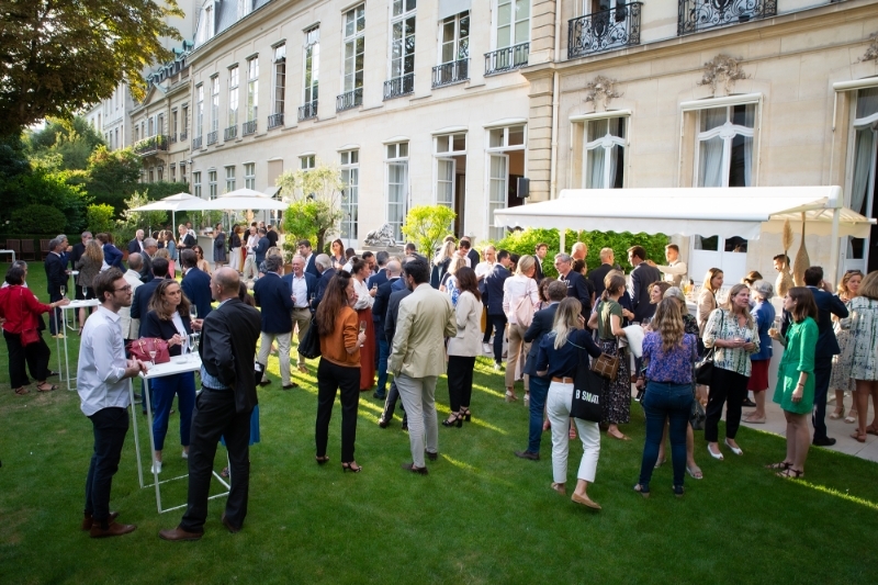 La garden party organisée le 5 juillet 2022 par Entreprises et Médias dans les jardins de l'hôtel de Pomereu, rue de Lille, à Paris.