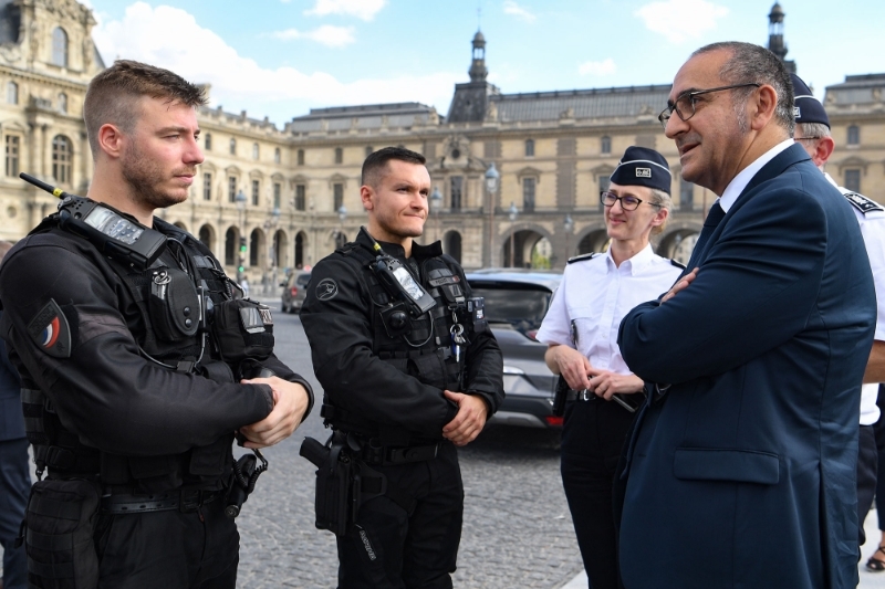 Le préfet de police Laurent Nuñez s'adresse à des policiers lors d'une visite officielle près du musée du Louvre, le 29 juillet 2022.