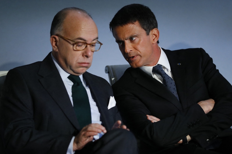 Bernard Cazeneuve et Manuel Valls en novembre 2016.