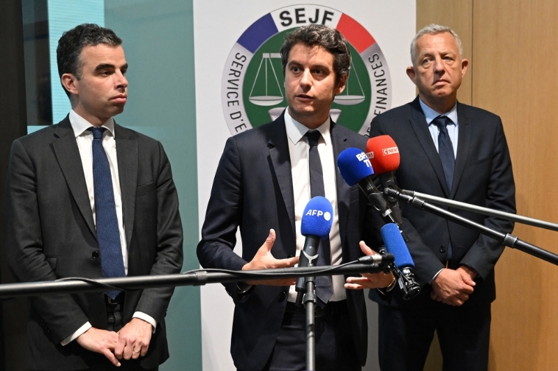 Gabriel Attal, aux côtés de Christophe Perruaux (dr.), directeur du SEJF, le 9 mai 2023.