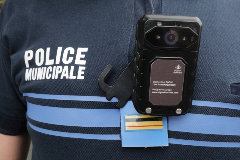 Pérennisée pour les polices municipales, l'utilisation des caméras mobiles est étendue aux personnels pénitentiaires et aux pompiers pour une durée de trois ans.