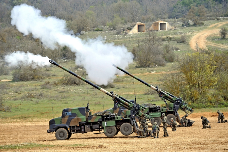 Séquence de tirs d'essai de canons Caesar produits par Nexter (2014).